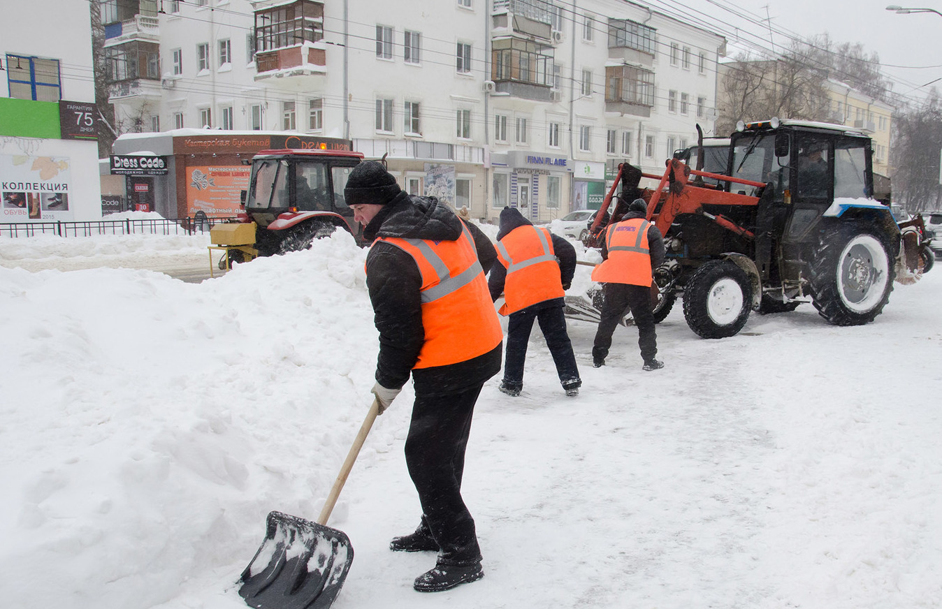 Очистка от снега дворов!